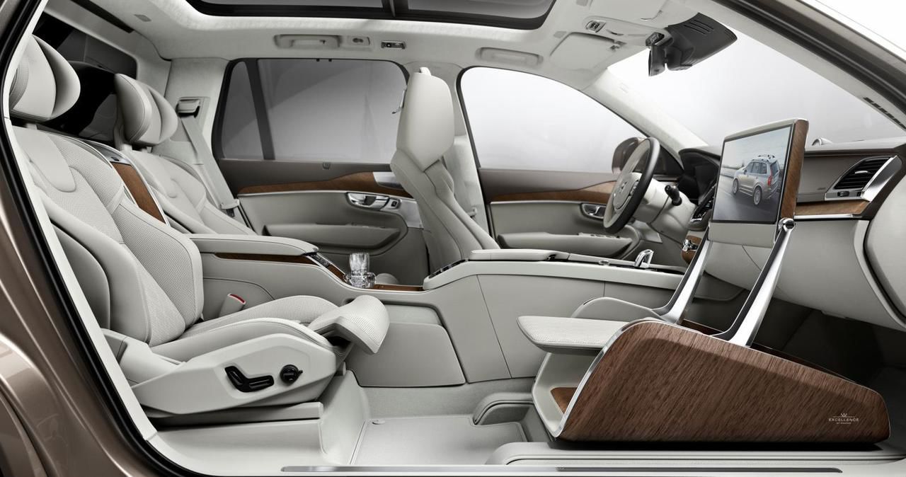 Volvo заменила правое переднее кресло на обувь и драгоценности