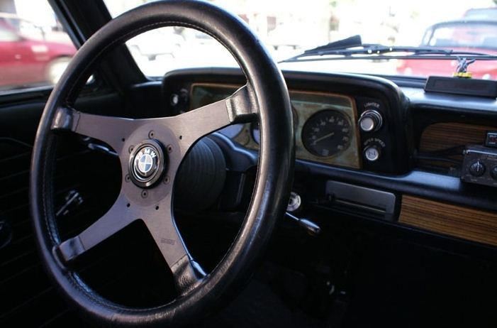 Un BMW din 1971 a fost transformat în pick-up