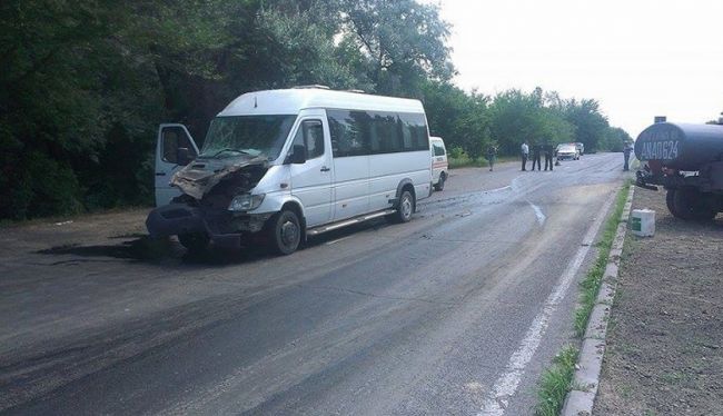 Под Сынжерой микроавтобус столкнулся с автомобилем