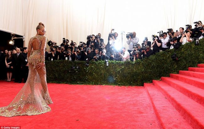 Beyonce si-a aratat corpul in toata splendoarea