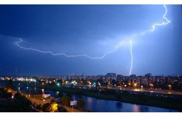 В Киеве бушевала стихия: фотографии грозы заполонили соцсети