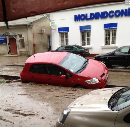 Şantierele de pe străzile Chişinăului aduc prejudicii locuitorilor. O maşină a căzut într-un şanţ de pe strada Sciusev