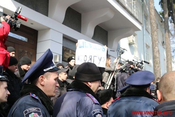 В Украине под управлением полиции подожгли шины