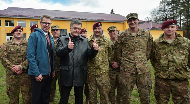 Американские офицеры посетили зону боевых действий в Донбассе