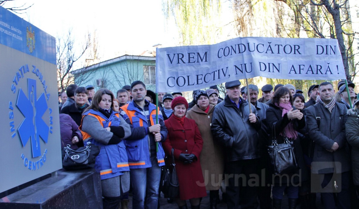 Сотни медиков протестуют против отставки директора Национального центра экстренной медицинской помощи