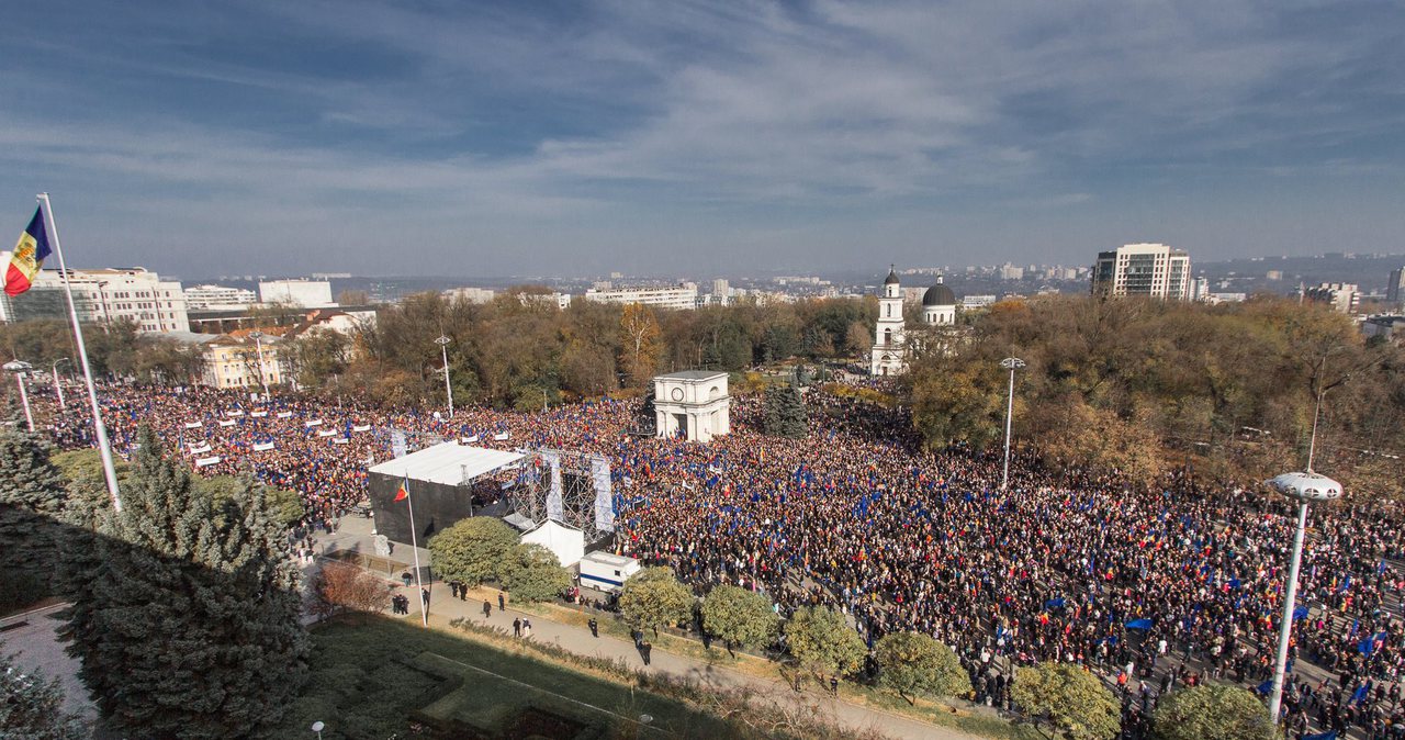 Проевропейский митинг прошел под румынскими флагами