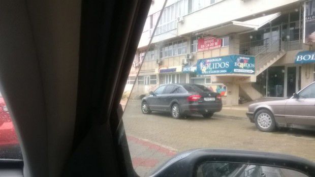 Mașina cu numere parlamentare surprinsă la un atelier de croitorie, în afara orelor de muncă