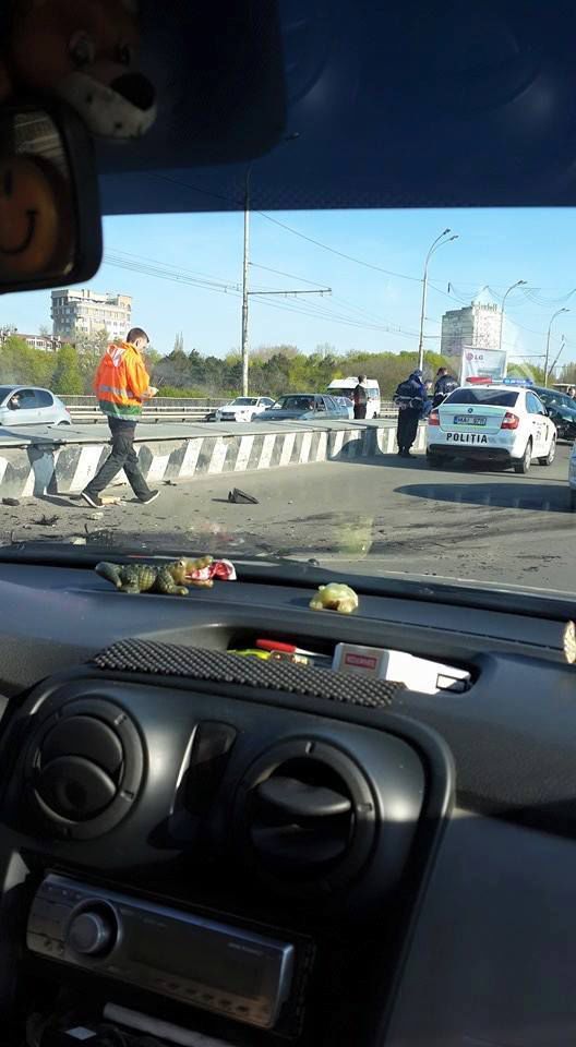 ДТП на Виадуке: автомобиль снес рекламное панно