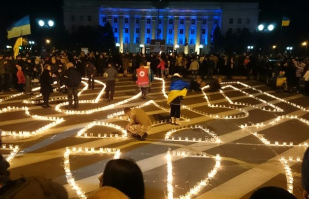 В городах Украины выложили тризубы из свечей за единство страны