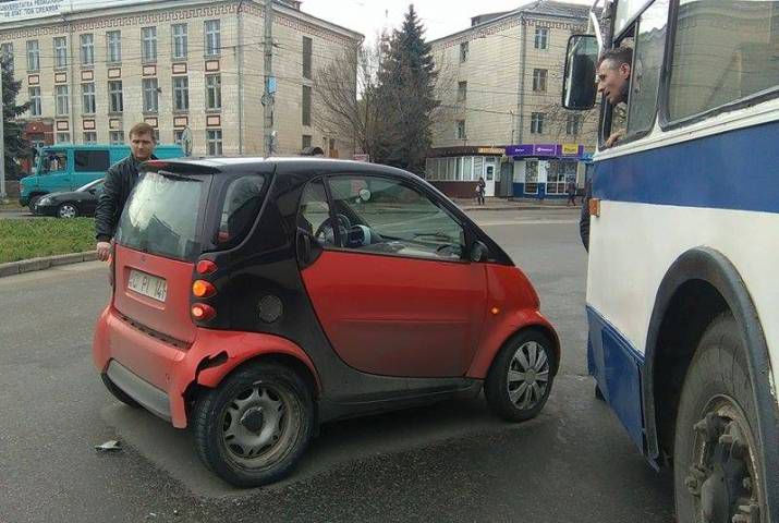 На Буюканах SMART и BMW столкнулись на кругу