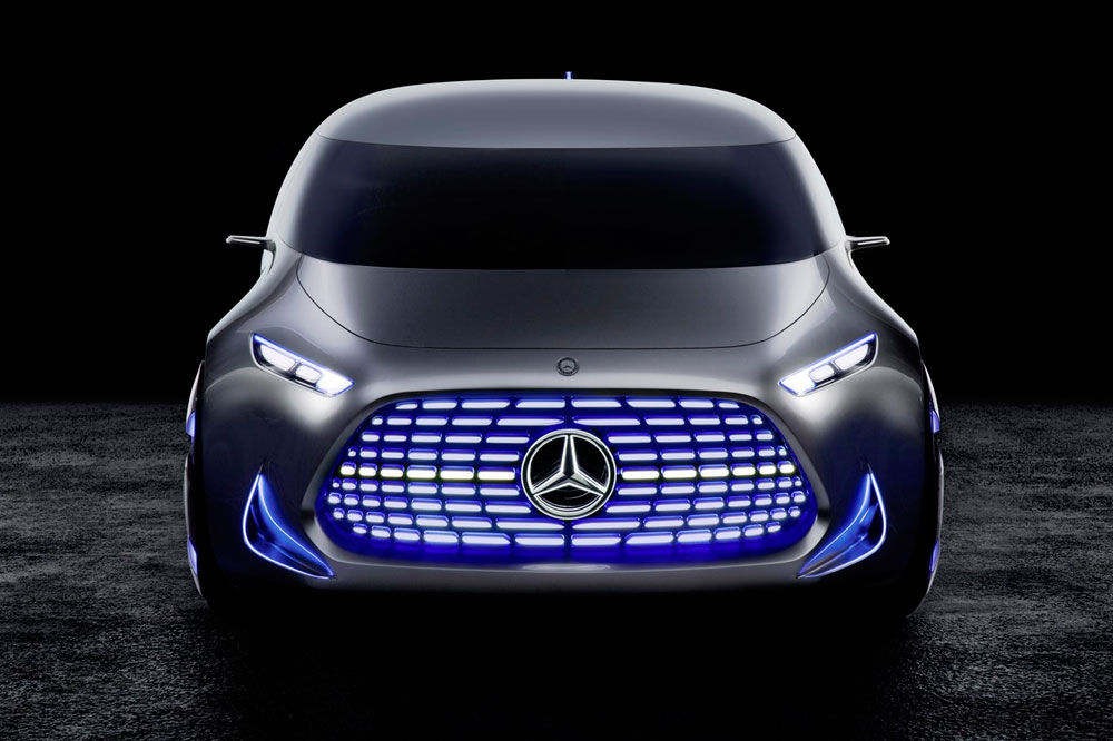 Mercedes показал в Токио беспилотный минивэн