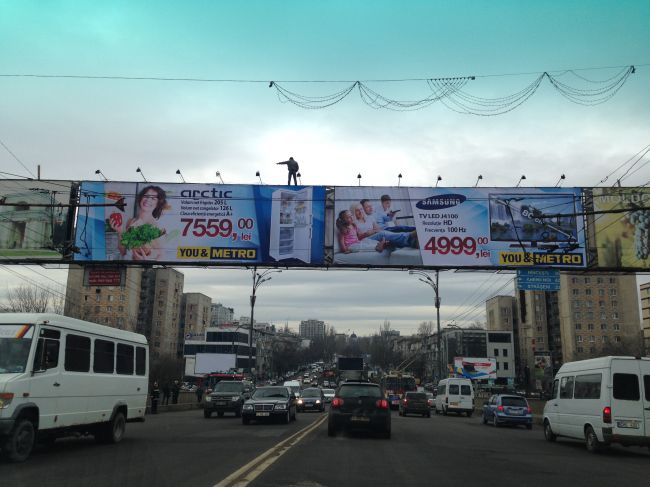 Попытка суицида у цирка: молодой человек спустился