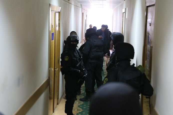 Vlad Filat, escortat de mascați înarmați