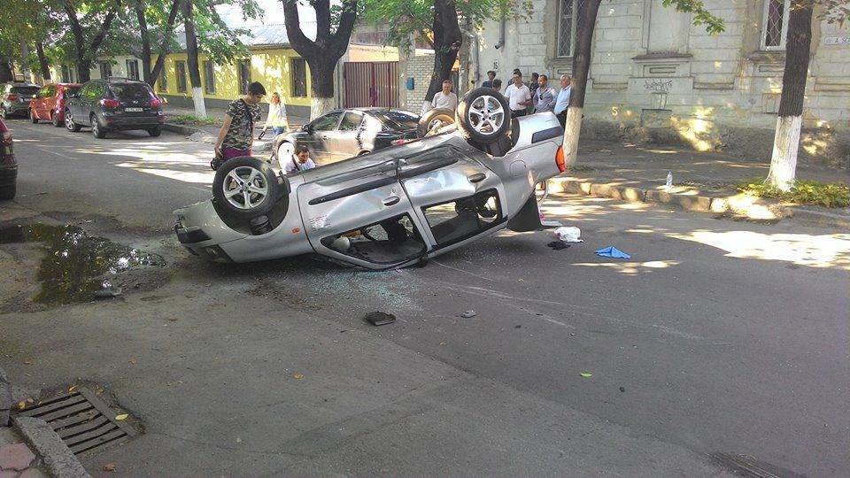 Un taxi s-a răsturnat în Capitală. O persoană, internată la spital