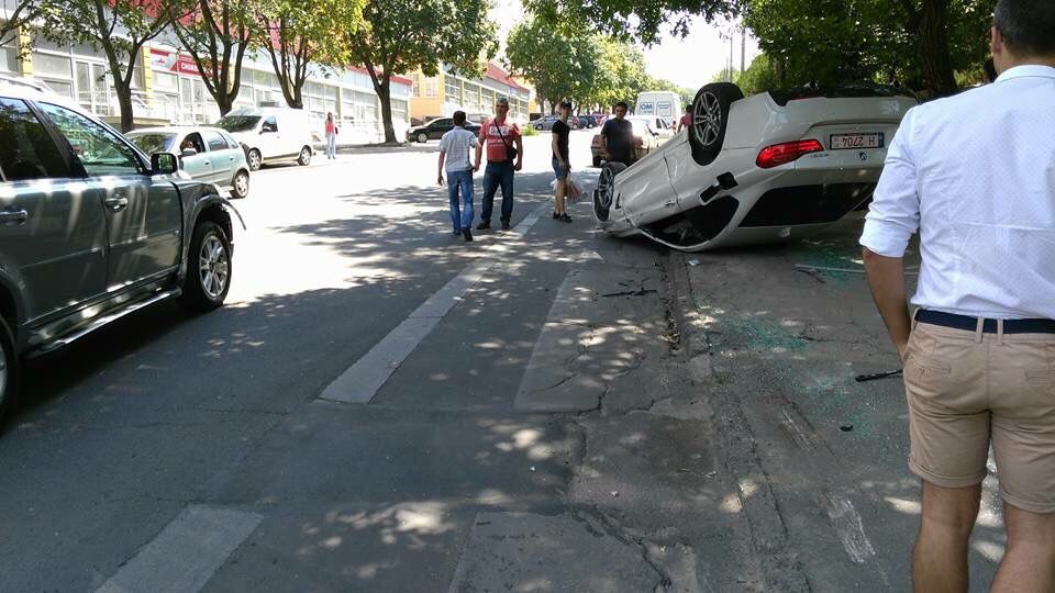 В Кишиневе в результате аварии перевернулся BMW