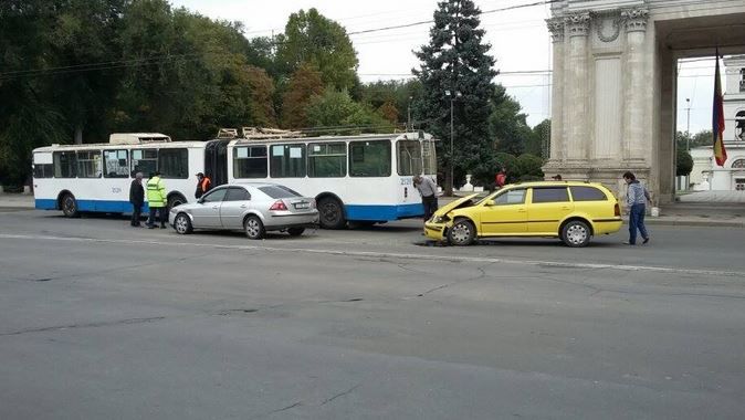 Accident în lanţ în faţa Arcului de Triumf din centrul capitalei