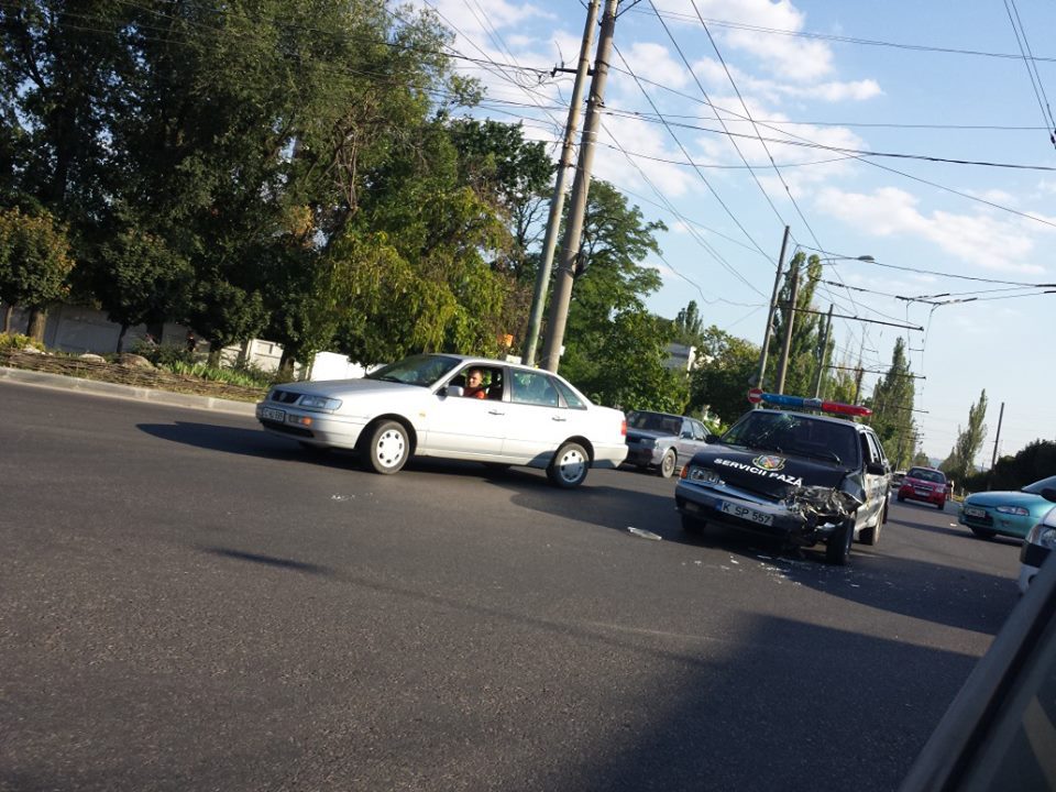 O mașină a Pazei de Stat, implicată într-un accident rutier în Capitală