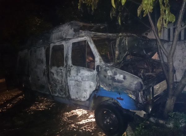 Un microbuz a ars in intregime pe o strada din Capitala
