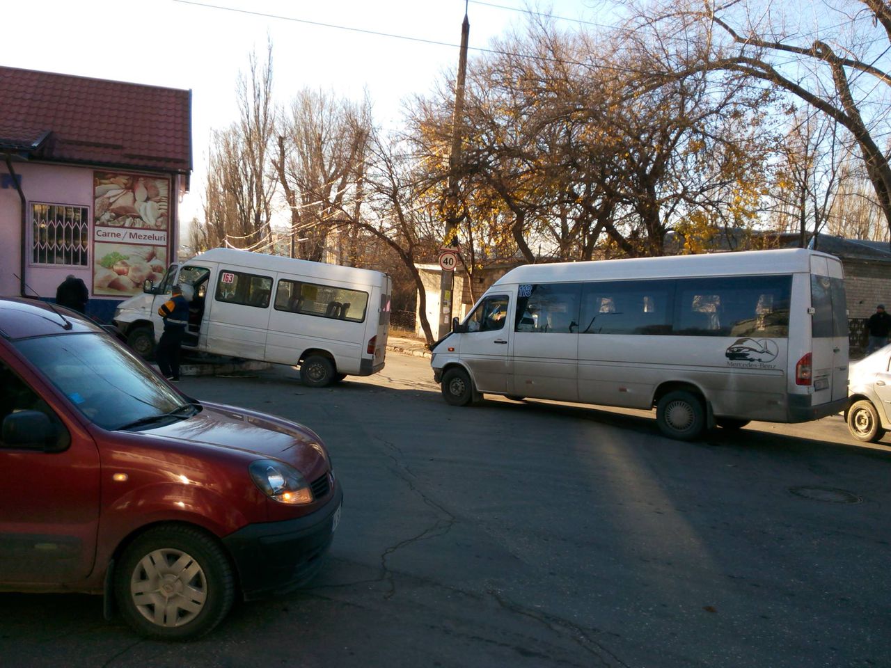 Авария на Чеканах: столкнулись два маршрутных автобуса