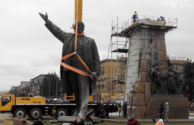 В Запорожье под гимн Украины снесли крупнейший памятник Ленину