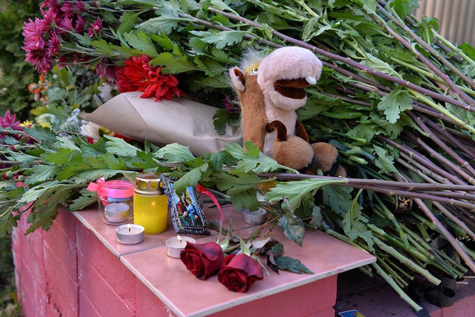 В Кишиневе возлагают цветы к посольствам России и Румынии