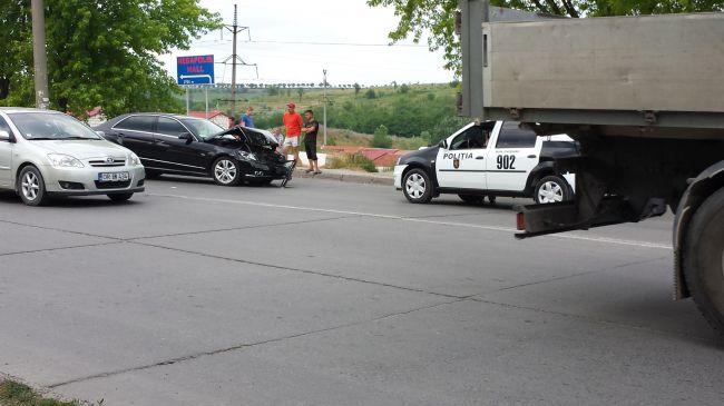 Accident cu implicarea a 3 masini la Ciocana: 2 Mercedesuri, botite