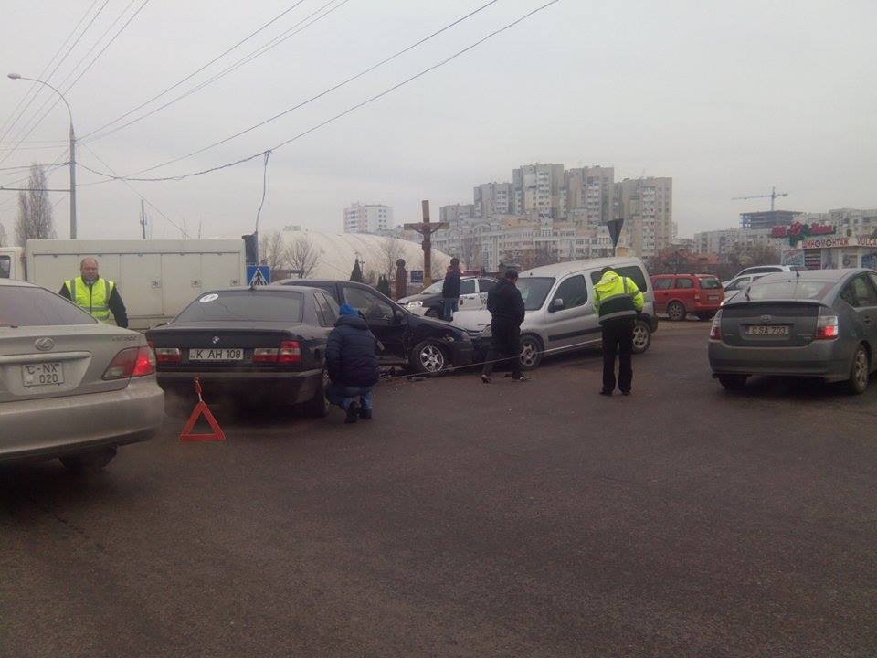 В центре Кишинева столкнулись три автомобиля
