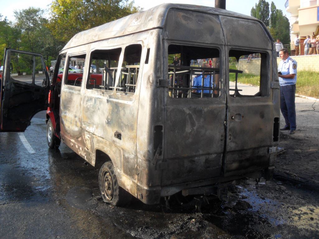 Incendiu la Ciocana: S-a aprins un microbuz