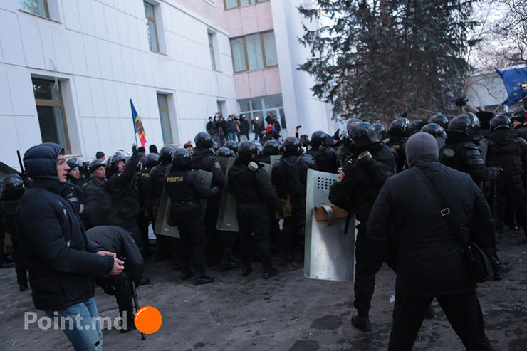 Молдавская оппозиция протестует у парламента
