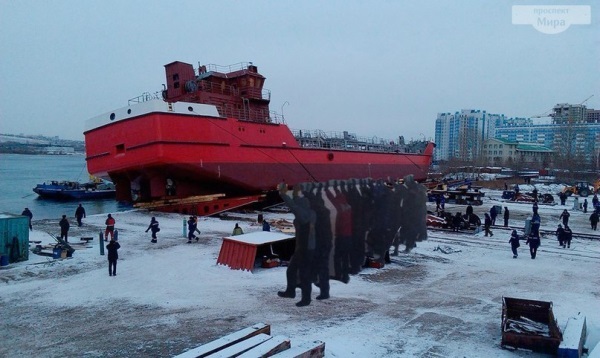 Сеть взорвали фотожабы на россиян, толкающих самолет в Игарке