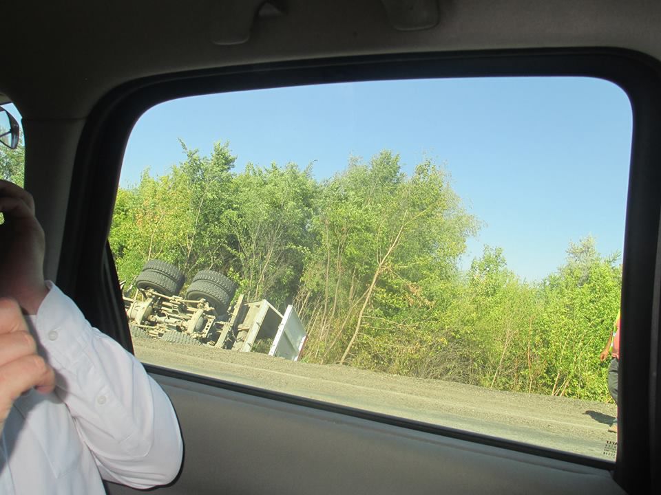 Un camion s-a răsturnat pe traseul Chișinău-Strășeni