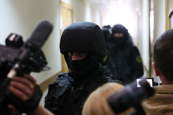 Vlad Filat, escortat de mascați înarmați