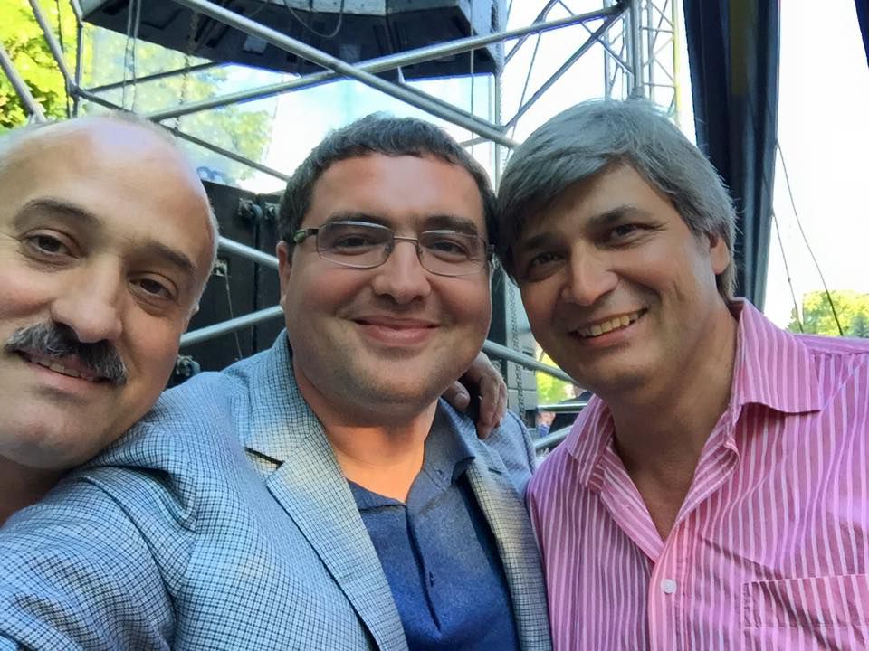 Pentru ce partide cântă interpreții din Moldova