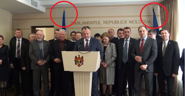 Un deputat PSRM ascunde drapelul UE din Parlament