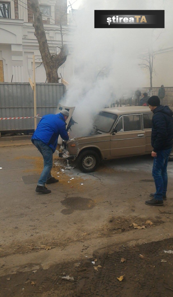 На одной из столичных улиц загорелся автомобиль
