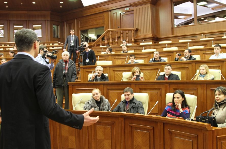 Cetăţeni: Dacă v-aţi făcut vouă parlament mai bun, făceţi-ne şi nouă viaţă mai bună