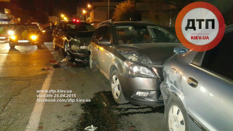 В Киеве сотрудник МВД на Infiniti протаранил четыре авто