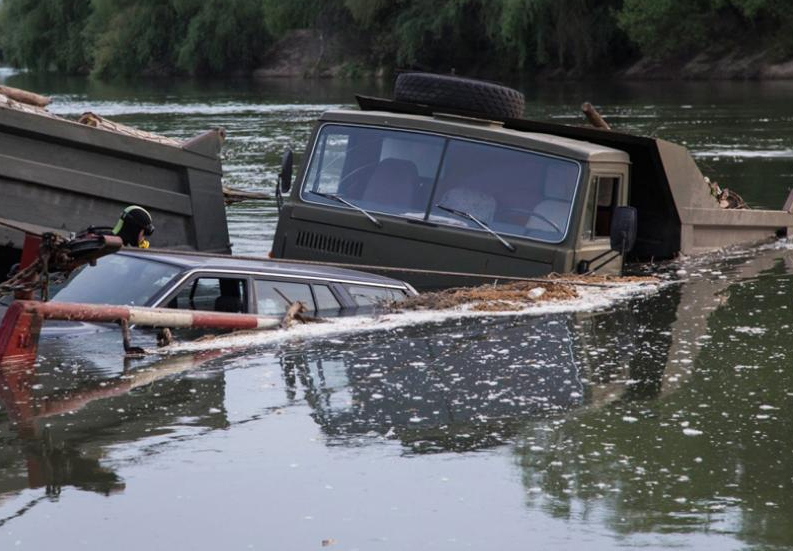 В Тирасполе затонул речной паром вместе с машинами