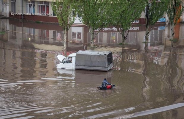 Из-за ливня старая часть Краматорска оказалась под водой