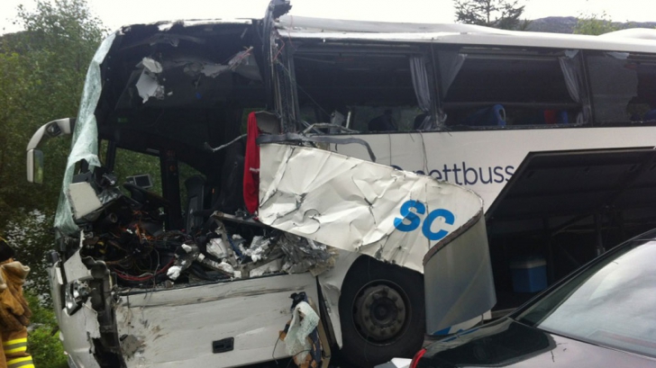 Accident grav în Norvegia: două autocare s-au ciocnit frontal