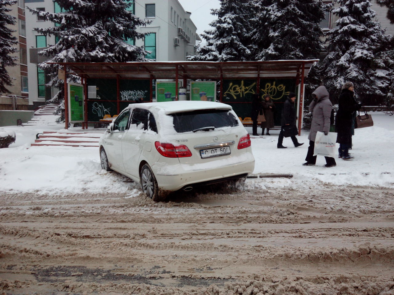 Неизвестный припарковал автомобиль прямо на троллейбусной остановке