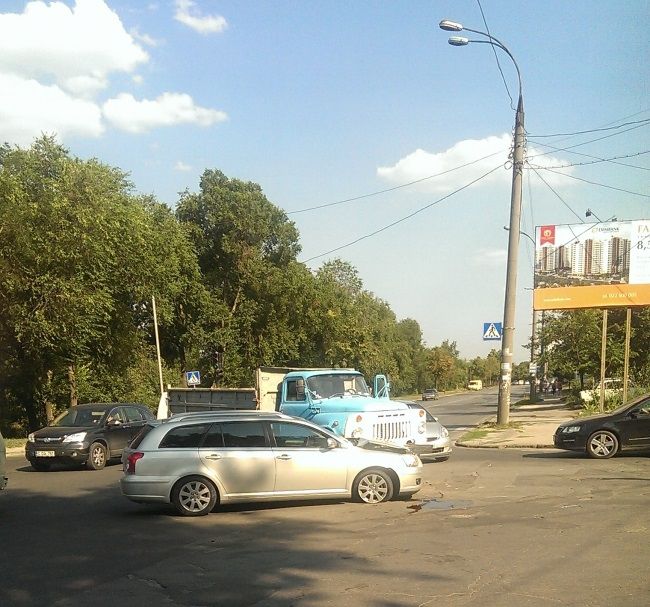 В Кишиневе ЗиЛ столкнулся с Toyota