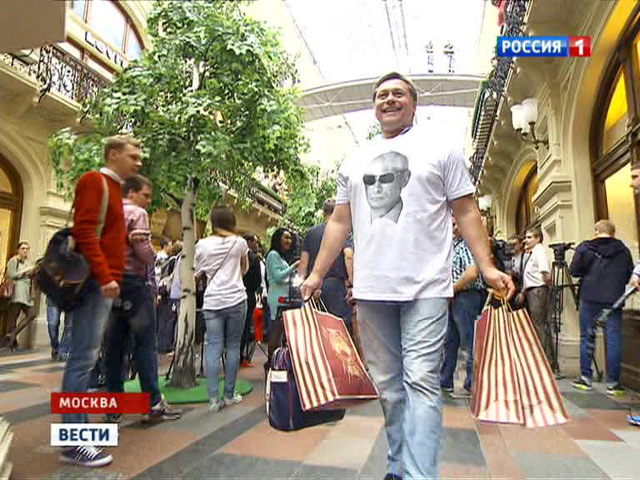 Путиномания в Москве: в ГУМе смели все футболки с изображением президента