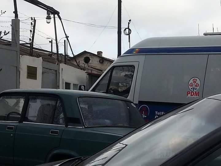 Mașina PDM, parcată în fața închisorii
