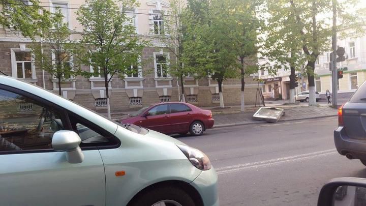 Un panou l-a împiedicat să intre cu mașina în sediul MAI