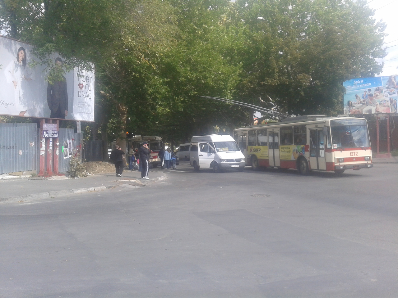 Accident în Capitală: Un microbuz de rută s-a tamponat cu un troleibuz