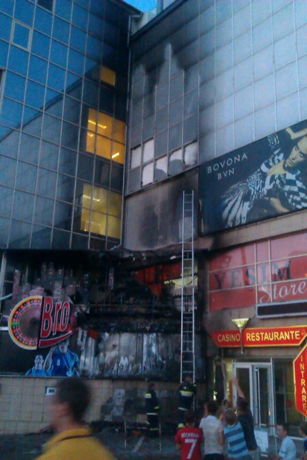 Centrul comercial Jumbo, cuprins de flăcări