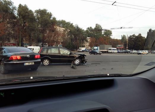 Accident pe bulevardul Decebal din capitală: Două automobile au fost grav avariate