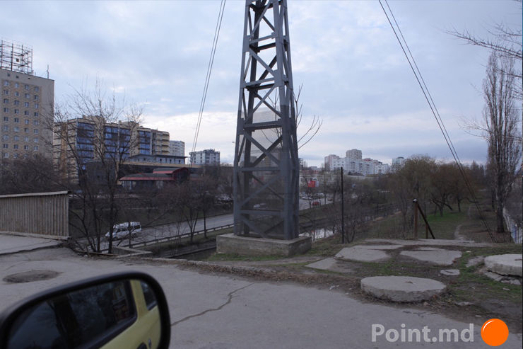 Панно у цирка, полюбившееся парню-самоубийце, оградили сеткой