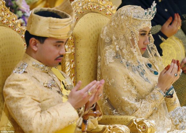 Cum arata mireasa Printului din Brunei, in rochie de aur si pantofi cu bijuterii